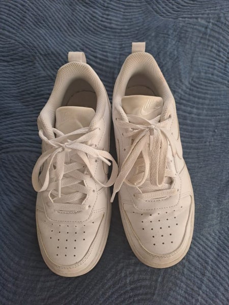 KIDS WHITE NIKE TRAINERS Carousel 2