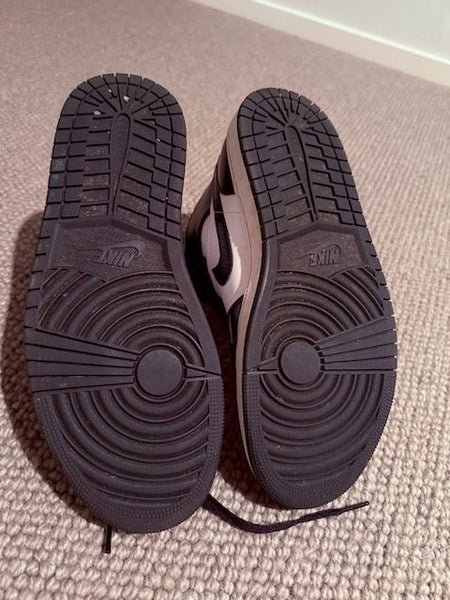 Air Jordan 1 - Black - Mid Carousel 3