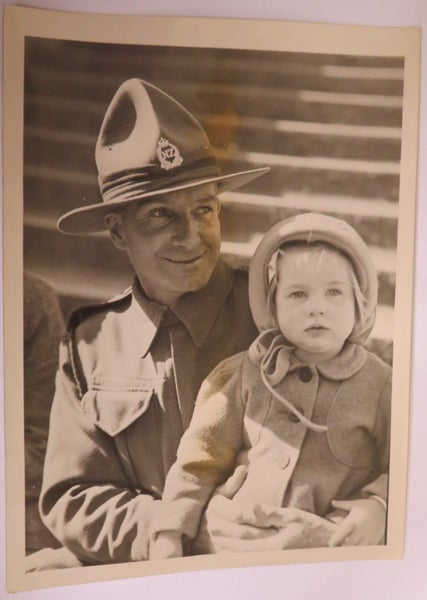 WWII Press Photograph - Sapper W Gutsell And His Daughter -N.Z. Herald Photo Carousel 1