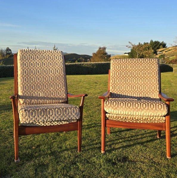Mid Century pair of Chairs Carousel 1