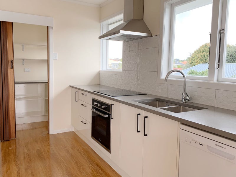 12mm OAK GLOSS ON SPECIAL $29.95/m2 incl gst & underlay - Laminate flooring Carousel 2