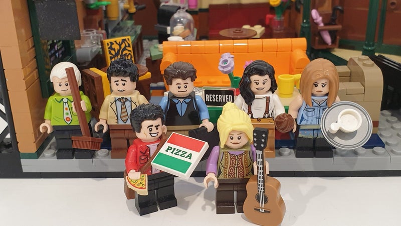 Lego 21319 Friends Central Perk Retired Product includes 7 minifigures Carousel 2