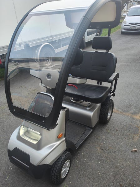 8 Year Battery Warranty. 100km Range. Charge once a week depending on travel!!! Carousel 1
