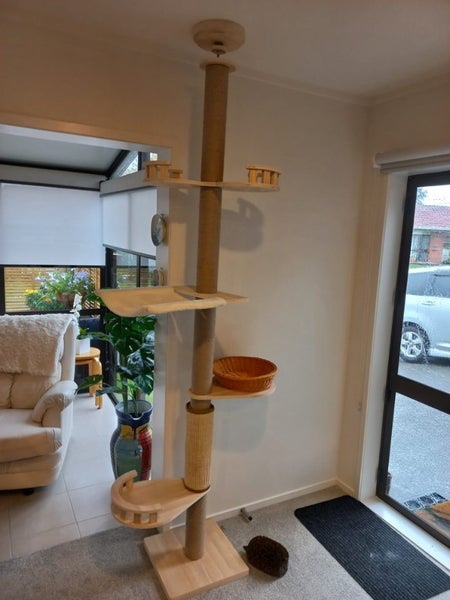 Ceiling- high cat scratcher Carousel 1