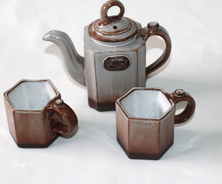 +++ POTTERY TEAPOT & (2) CUPS +++ Carousel 1