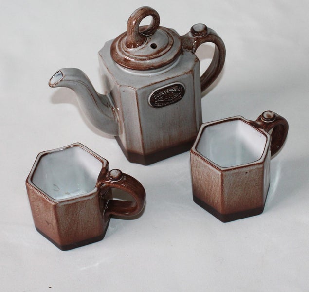 +++ POTTERY TEAPOT & (2) CUPS +++ Carousel 2