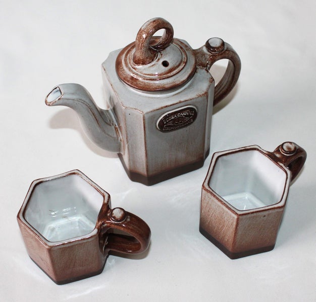 +++ POTTERY TEAPOT & (2) CUPS +++ Carousel 7