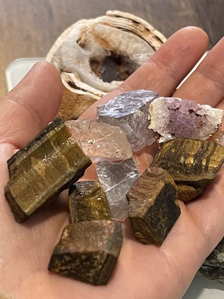 $1 reserve// Bulk of multi rough crystals and quartz geodes Carousel 6