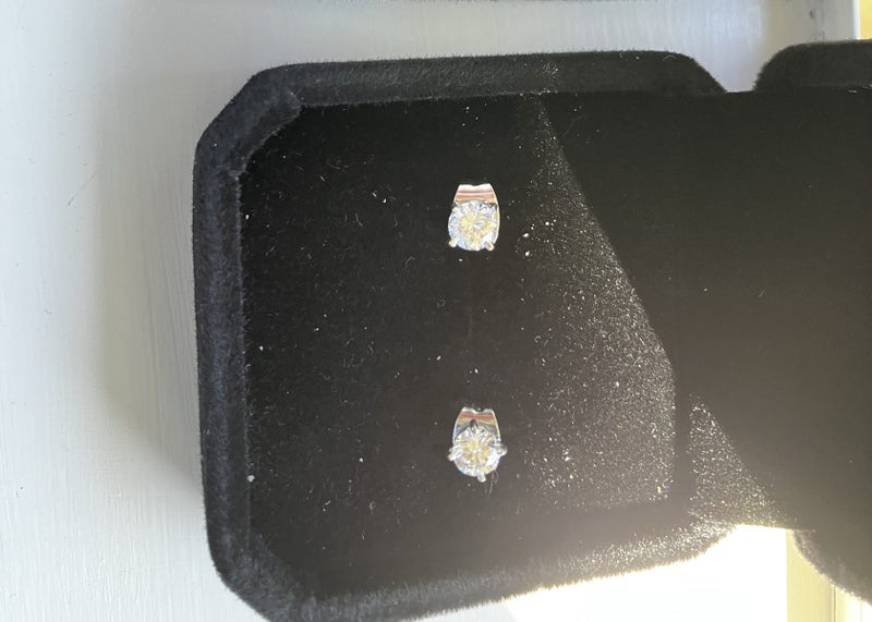 14k 0.66tdw Diamond Studs Carousel 1