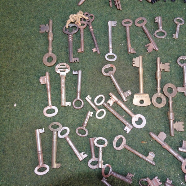 Massive Collection Of Antique Keys ... Approx 80 Steampunk Treasures Galore Carousel 2
