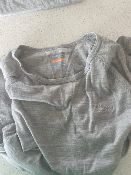 2x Kids Icebreaker long sleeve Merino tops size 11-12 Carousel 1