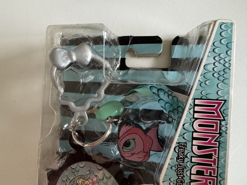 Monster High Freaky Ring and Mirror Lagoona Blue and Neptuna Carousel 5