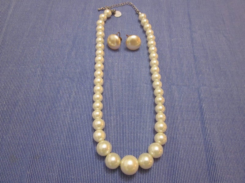 Retro Faux Mother of Pearl Big Bead Necklace with Earrigs Carousel 2