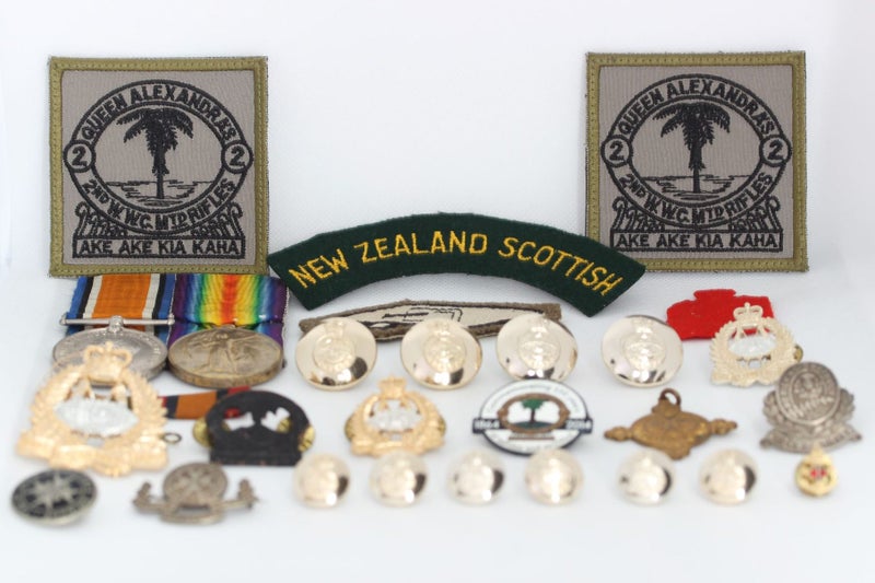 WW1 Medal Pair - BWM VM - Pte HOGG - plus badges Carousel 1