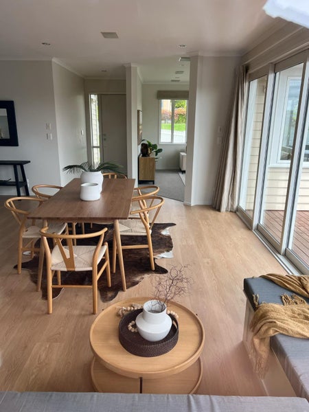 8mm Laminate flooring $16.95/m2incl gst - Light Honey Oak Carousel 2