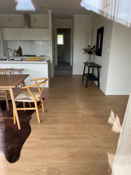 8mm Laminate flooring $16.95/m2incl gst - Light Honey Oak Carousel 1