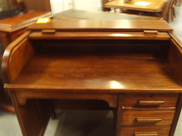 1036 CUTE VINTAGE OAK ROLL TOP DESK Carousel 2