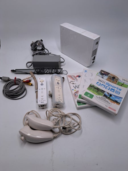 * White Nintendo Wii Console w/ 2 Remotes & 3 Games Bundle! * Carousel 1