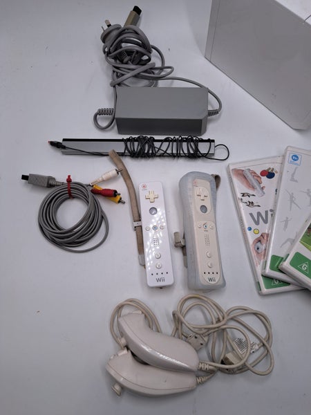 * White Nintendo Wii Console w/ 2 Remotes & 3 Games Bundle! * Carousel 2