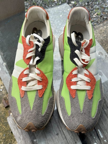 New Balance 327 Trainers Carousel 1