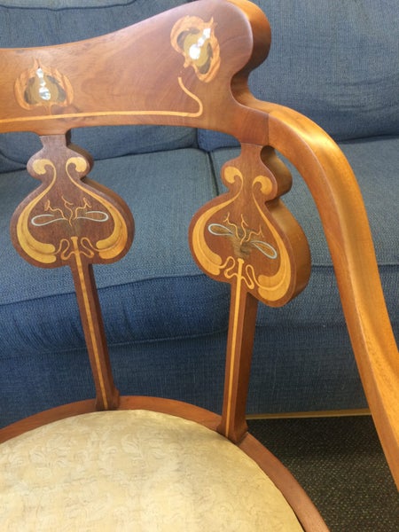 AN ELEGANT ART NOUVEAU SIDE CHAIR c. 191562865826772353114