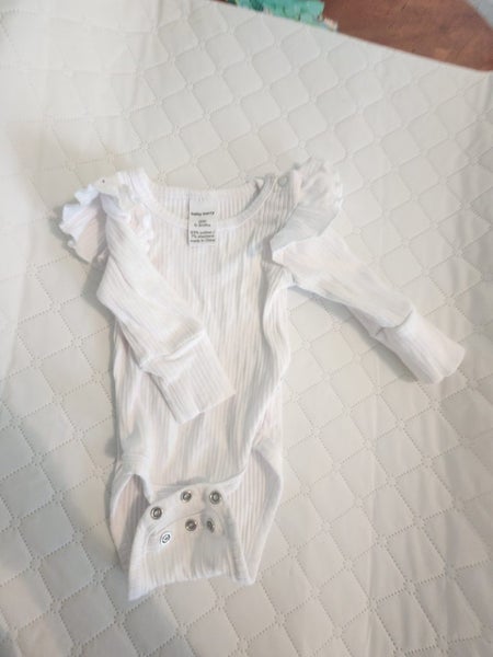 Baby Berry 2x body suit and 1 x pants size 000 Carousel 2