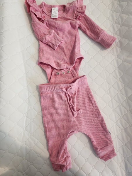 Baby Berry 2x body suit and 1 x pants size 000 Carousel 1