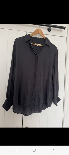 Beautiful Juliette Hogan Silk Shirt Carousel 1