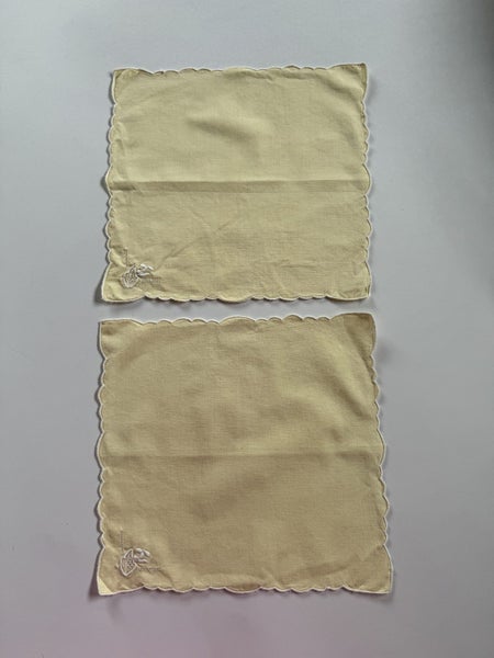 2 X VINTAGE YELLOW/BEIGE NAPKINS Carousel 1