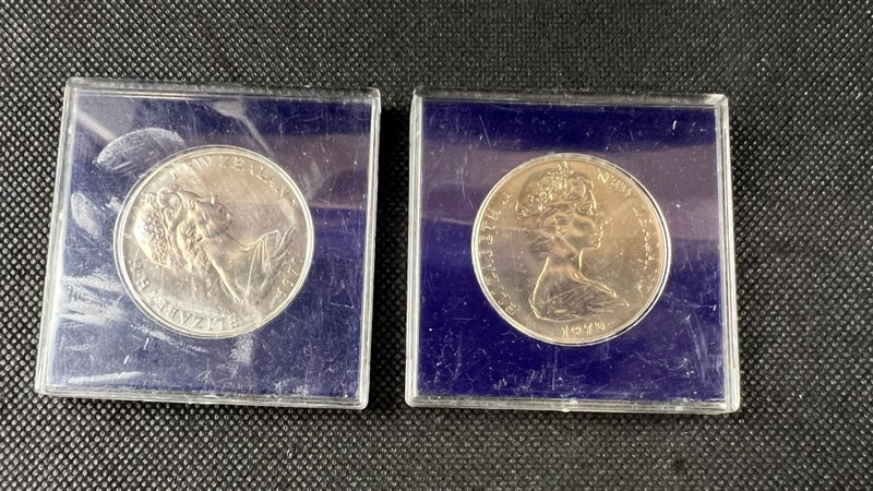2 x 1970 New Zealand Large Uncirculated Royal Visit One Dollar Coins - Lot E286 Carousel 2