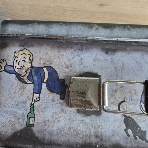 Playstation 4 PS4 Fallout 4 Vault-Tec Collectors Tin & Game Carousel 7