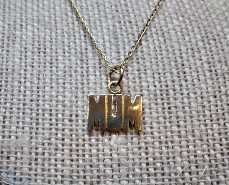 **Mother's Day** Lovely 9ct 'Mum' Charm with 9ct Chain - Jewellery Clearance Carousel 1