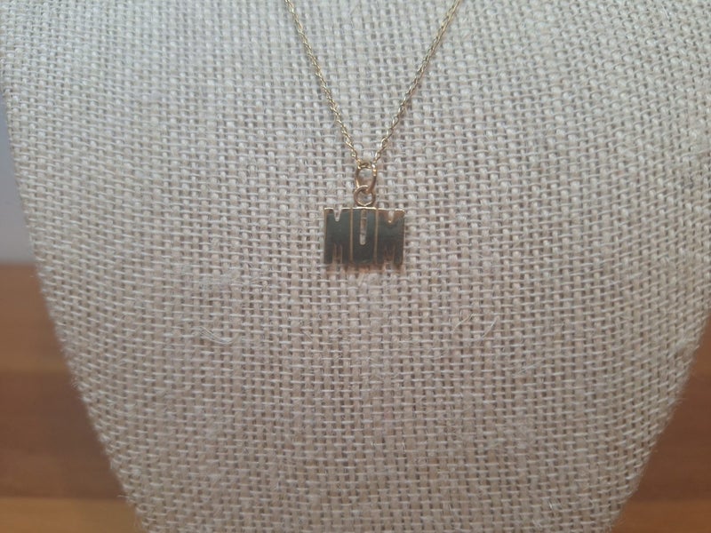 **Mother's Day** Lovely 9ct 'Mum' Charm with 9ct Chain - Jewellery Clearance Carousel 5