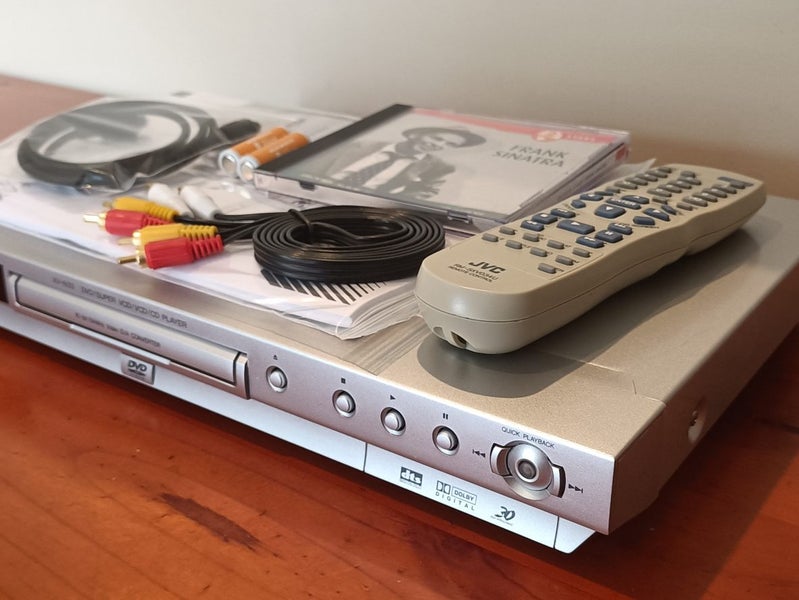 JVC XV-N33SL Slimline CD/DVD Player with Remote and Frank Sinatra Carousel 2