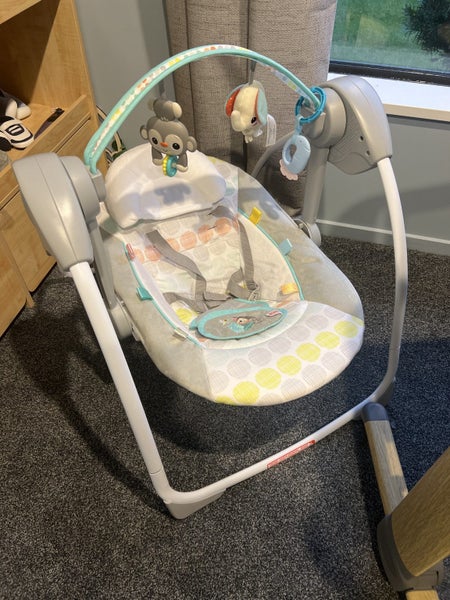 Bright starts baby swing/rocker near new Carousel 1