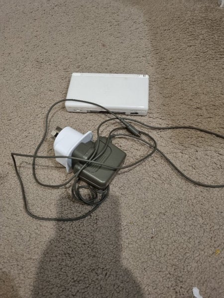 White Nintendo DS Lite – Includes Stylus + NZ Power Adapter Carousel 4