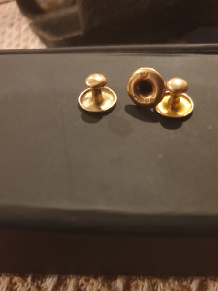 3x.375 9ct gold ?J.S in shield. 1.65 gram Carousel 1