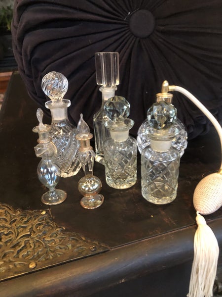 **COLLECTION OF GLASS AND CRYSTAL PERFUME BOTTLES** Carousel 1