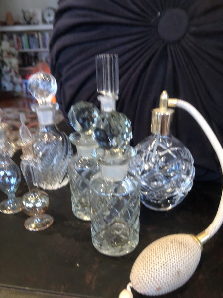 **COLLECTION OF GLASS AND CRYSTAL PERFUME BOTTLES** Carousel 2