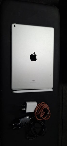 Apple iPad 10.2 7th Gen Wi-Fi + Cellular 128GB Silver - Good Refurbished Carousel 1