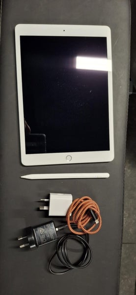 Apple iPad 10.2 7th Gen Wi-Fi + Cellular 128GB Silver - Good Refurbished Carousel 2