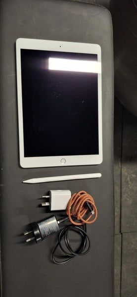 Apple iPad 10.2 7th Gen Wi-Fi + Cellular 128GB Silver - Good Refurbished Carousel 3
