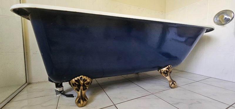 Claw foot cast iron bath Carousel 1