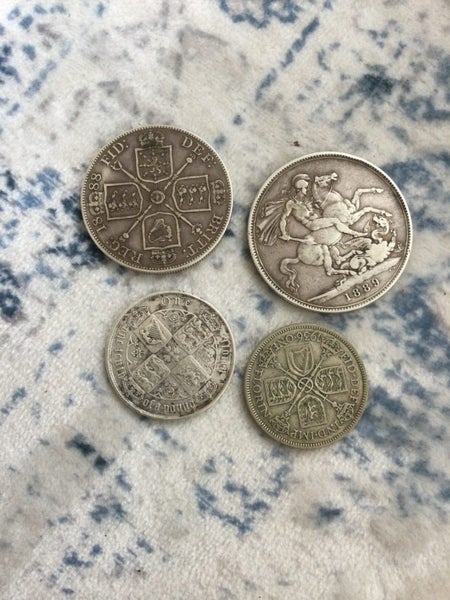 A GROUP OF EARLY ENGLISH SILVER COINS Carousel 1