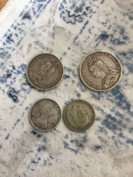 A GROUP OF EARLY ENGLISH SILVER COINS Carousel 2