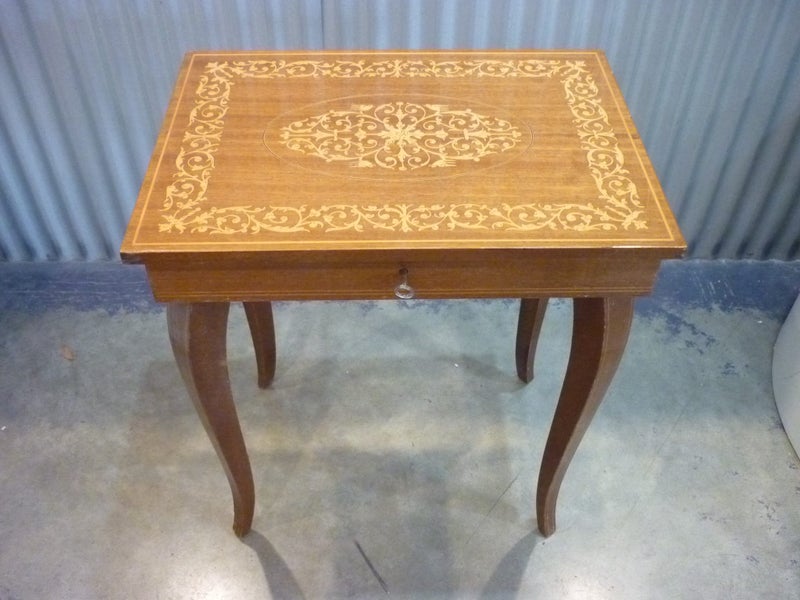 MUSIC BOX ITALIAN SMALL TABLE. LOCKABLE. Carousel 1