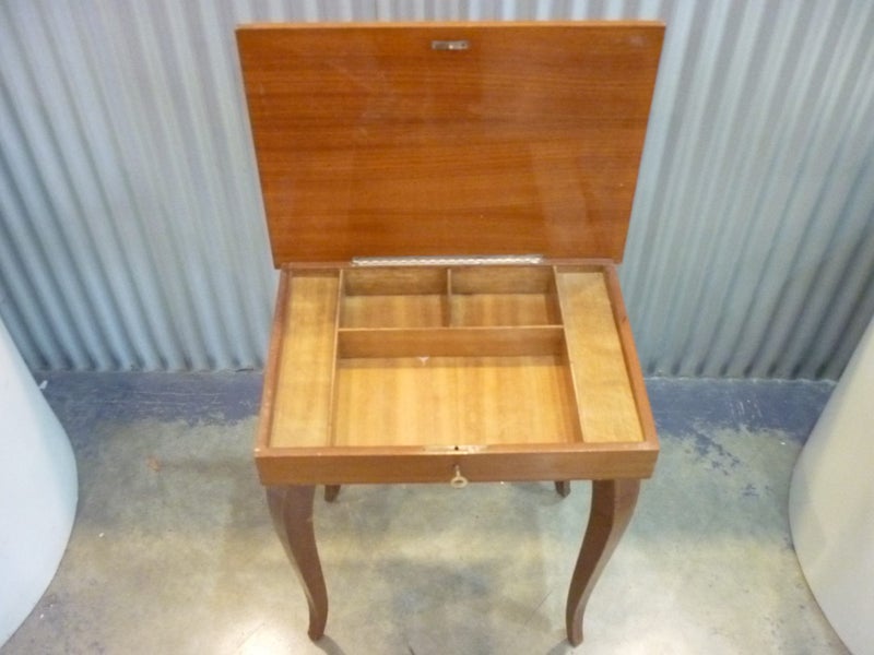MUSIC BOX ITALIAN SMALL TABLE. LOCKABLE. Carousel 2