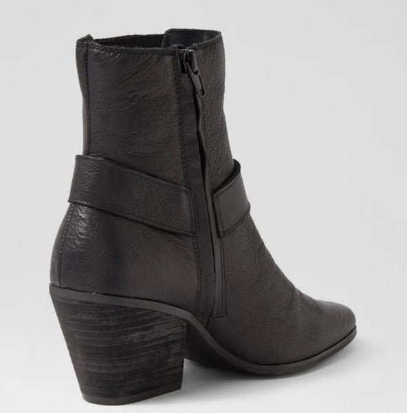 Brand new leather ankle boots Carousel 3