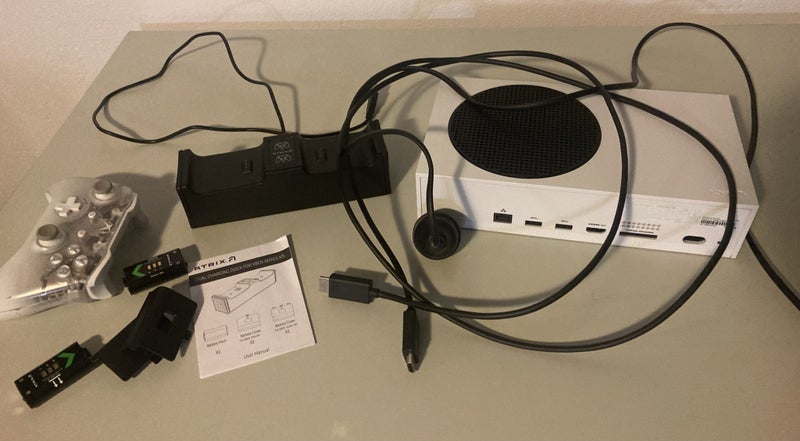 # Xbox Series S + remote and battery charger # Carousel 1