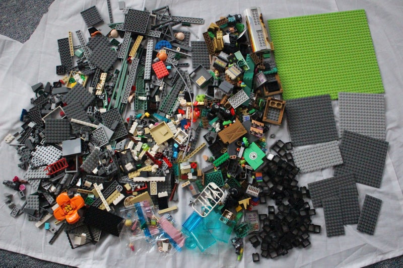 Bulk lot of building bricks and base plate (green) Carousel 1